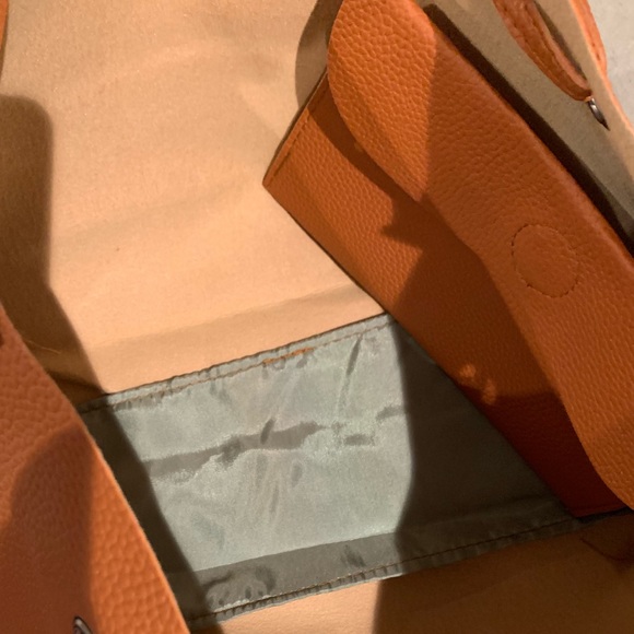 New !!! 🖤 Vegan Leather Camel tote w/clutch - Picture 5 of 5